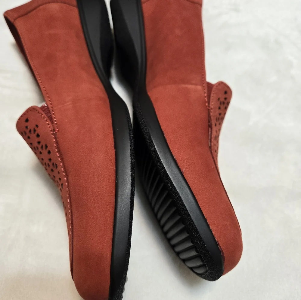 Trotters Jenn Laser Red Loafer Slip-on Shoes‎